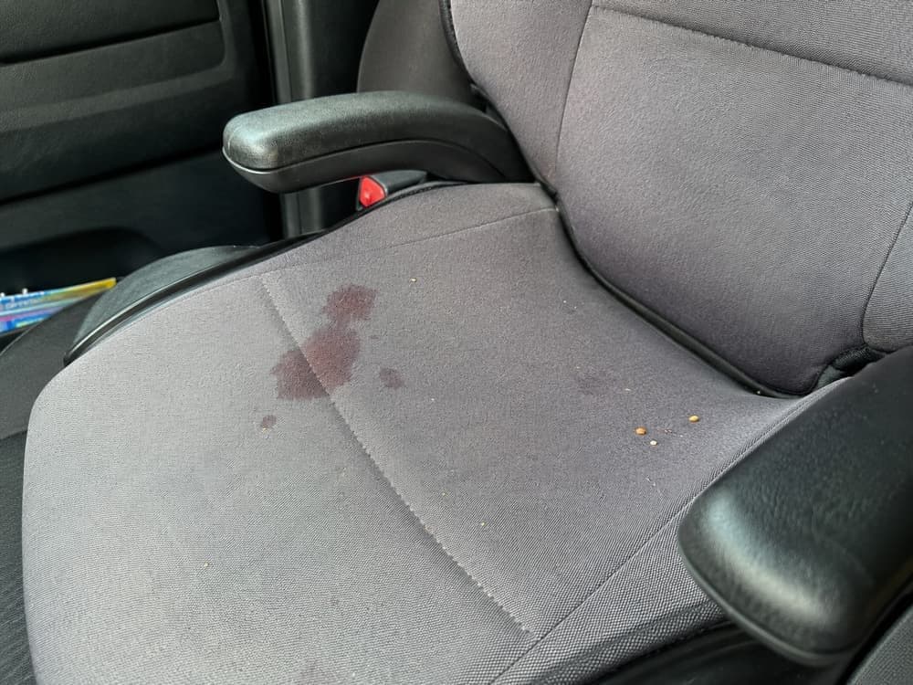 Tempat duduk hadapan — kotoran kopi & sisa makanan
