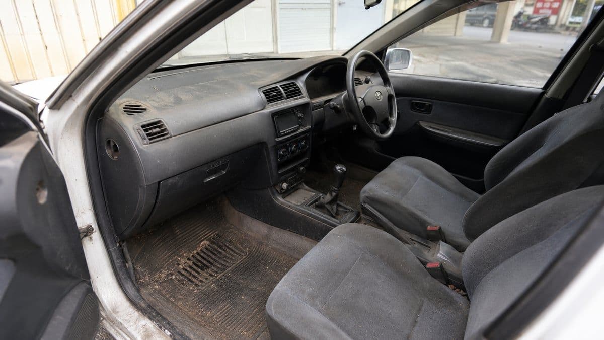 Dalaman kereta sebelum cucian