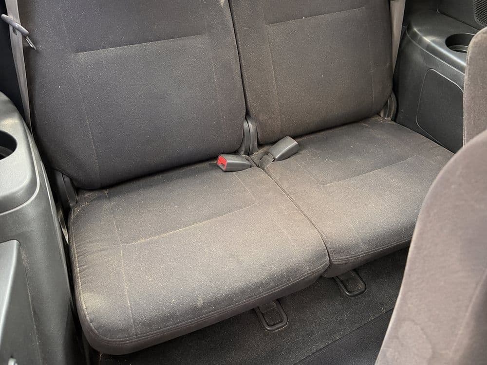 Baris belakang MPV 7-tempat duduk — habuk & bau hapak