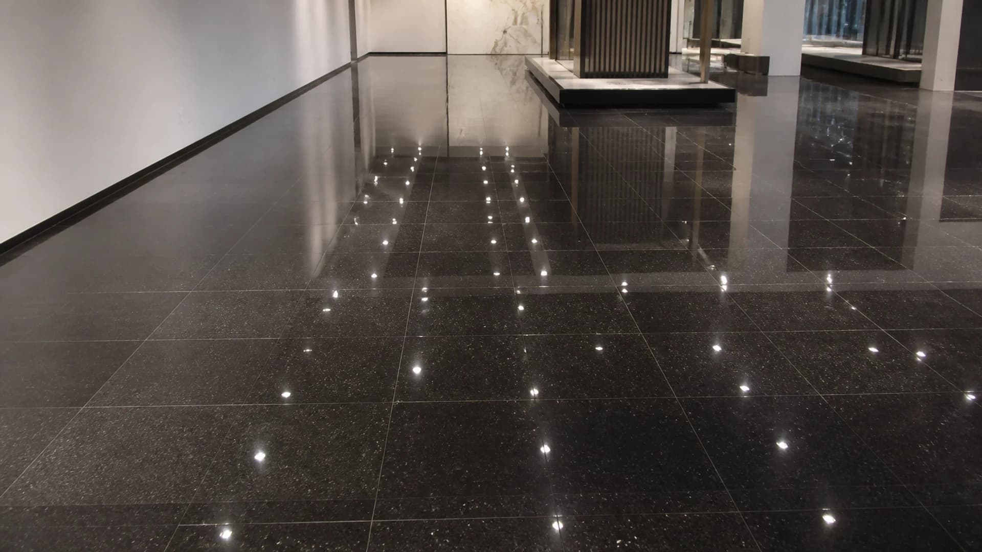 Granit showroom — pantulan lampu