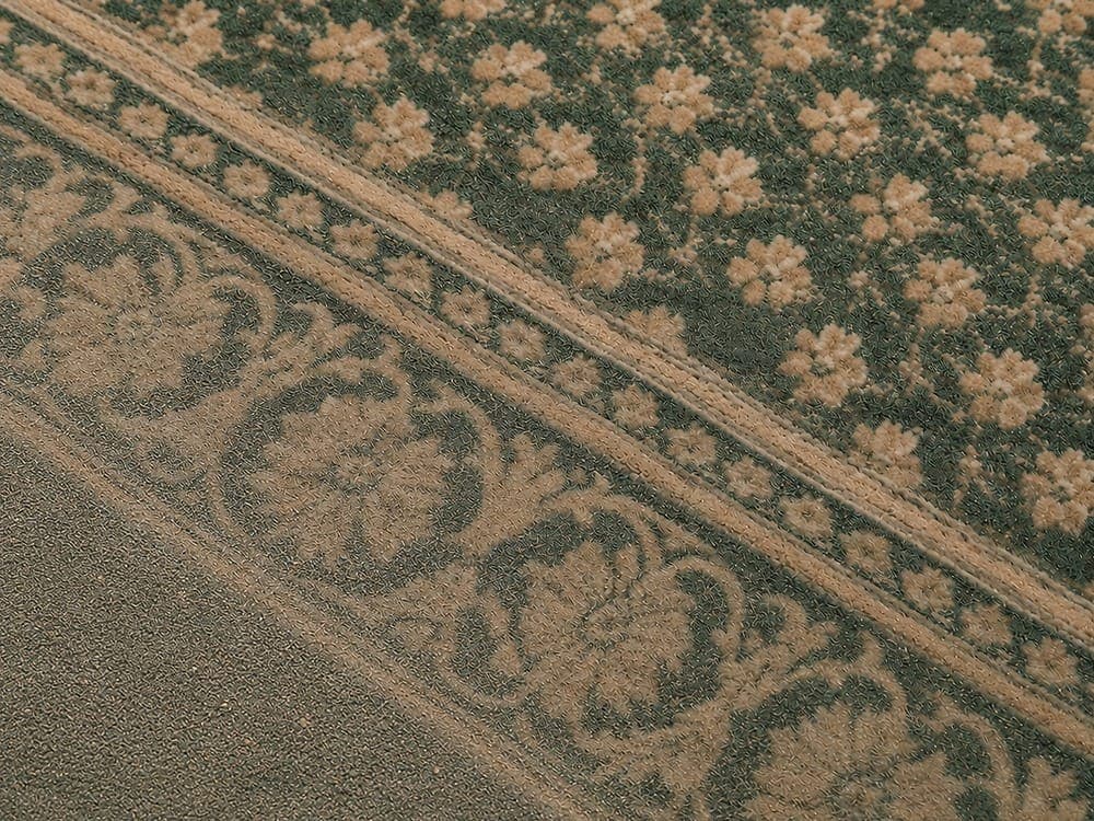 Karpet pintu masuk — habuk dan pasir terkumpul berhampiran pintu