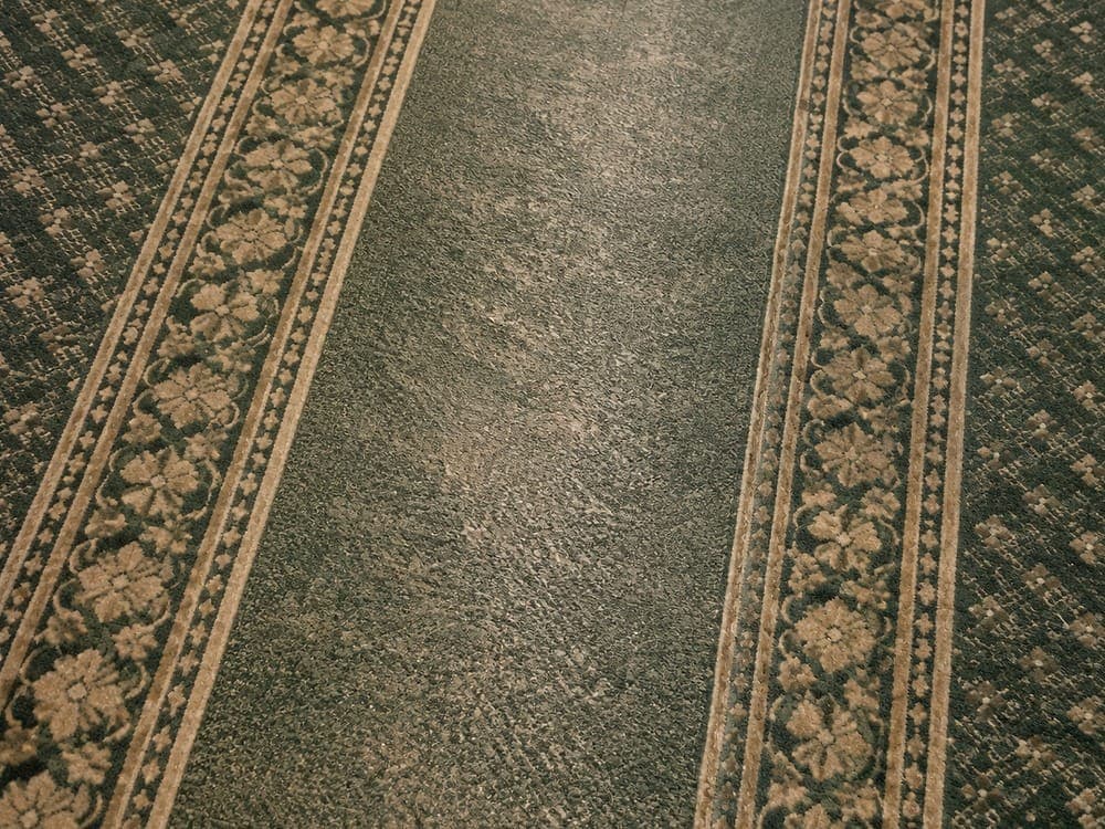 Karpet dewan solat — lusuh, laluan bertukar kelabu