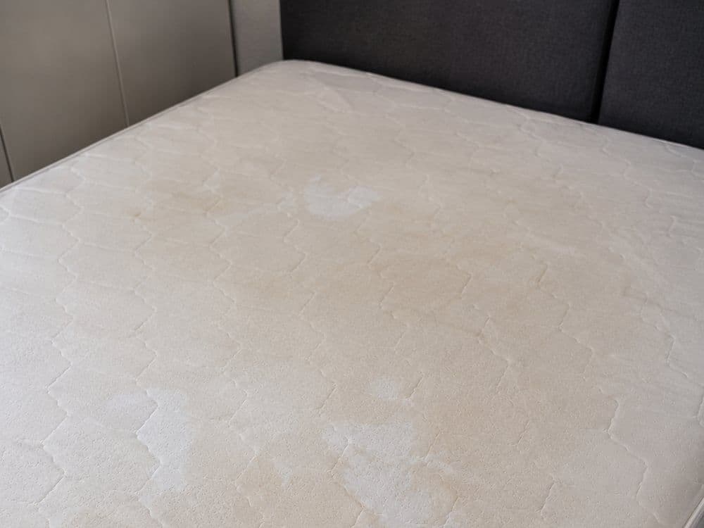 Tilam queen dengan kesan kuning, peluh dan minyak badan