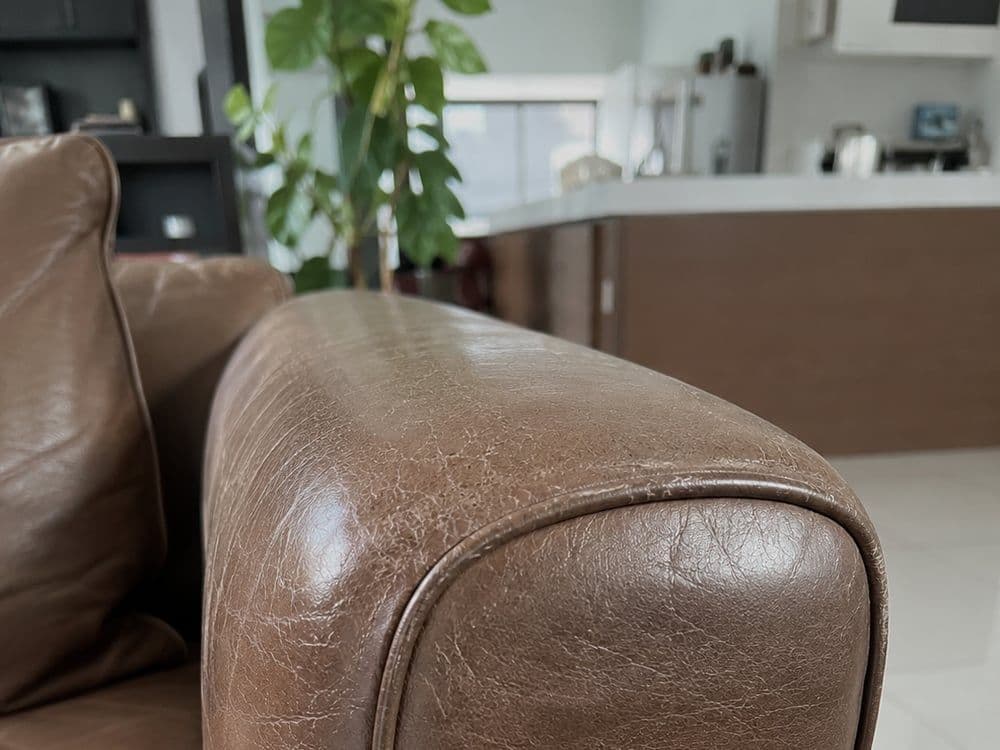 Sofa kulit — berminyak & mula retak