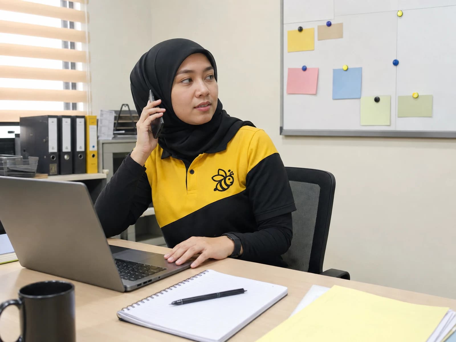 Admin pejabat Yellowbee menyelaras jadual krew cucian di pejabat Balik Pulau, Pulau Pinang